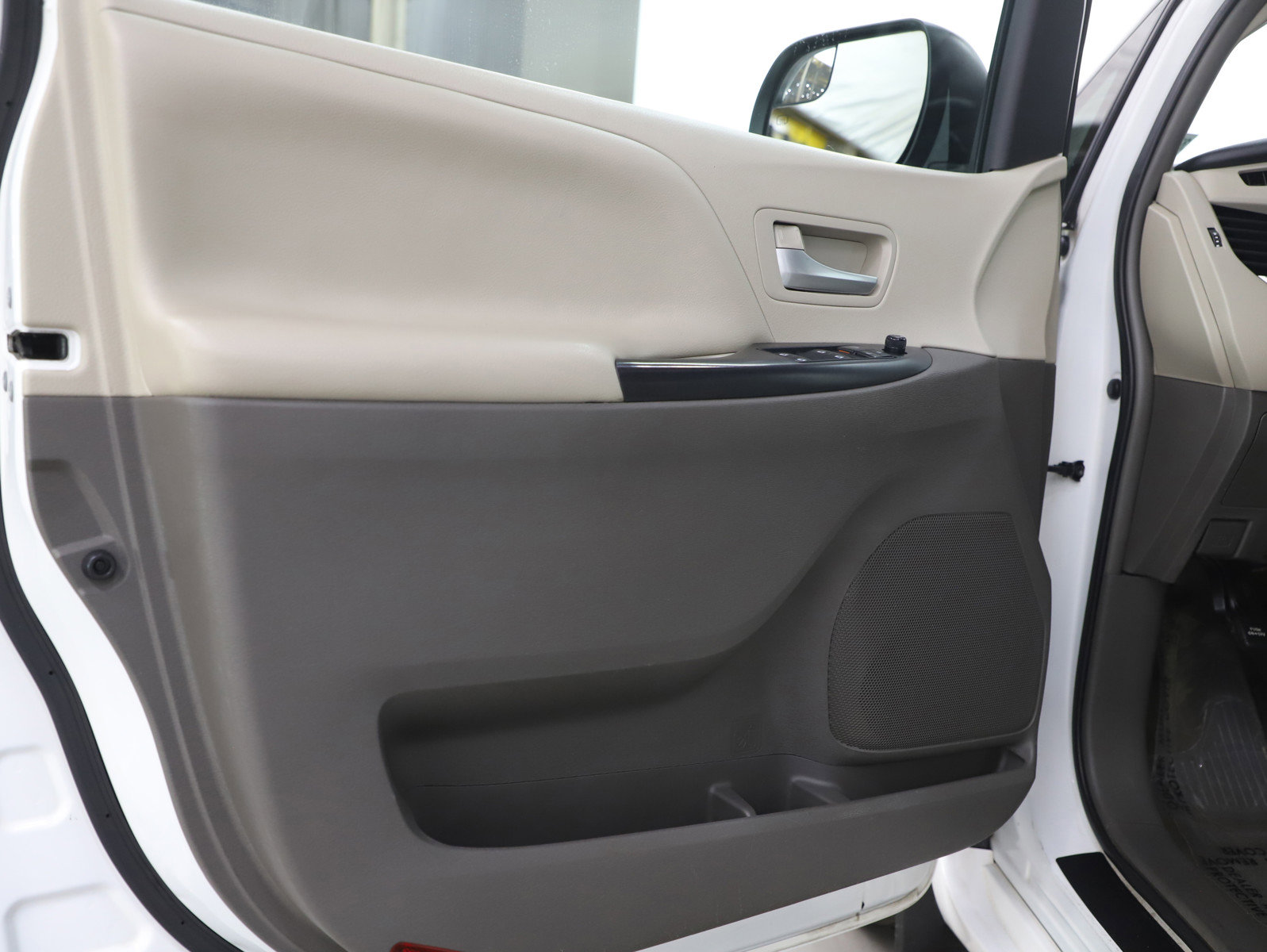 Used 2017 Toyota Sienna LE image 21