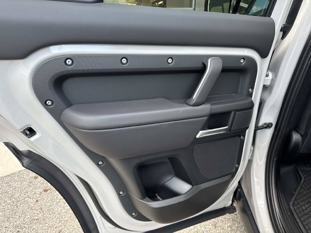 New 2026 Land Rover Defender 110 X-Dynamic SE AWD/4WD image 12
