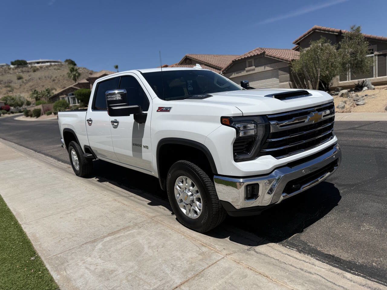 Used 2025 Chevrolet Silverado 2500 LTZ w/ LTZ Convenience Package AWD/4WD image 3