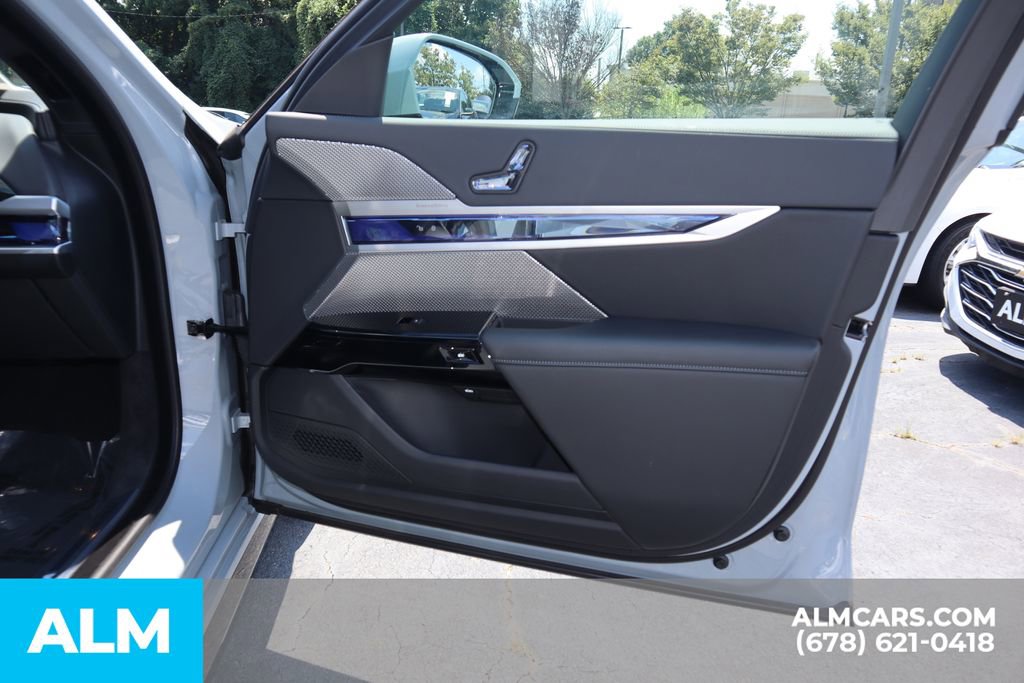 Used 2025 BMW 740i w/ Premium Package image 31