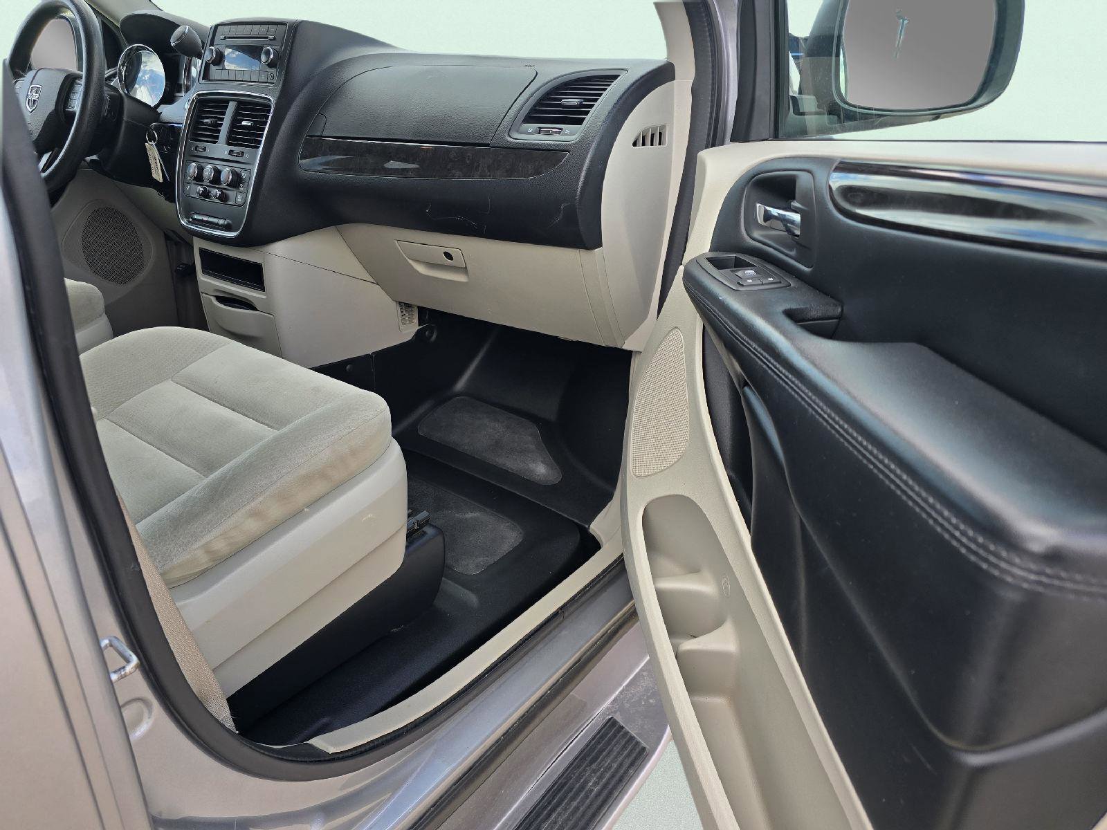 Used 2016 Dodge Grand Caravan SE w/ Quick Order Package 29E SE FWD image 25