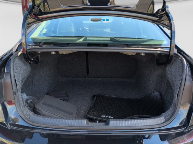 Certified 2023 Volkswagen Jetta SE w/ Panoramic Sunroof Package FWD image 23