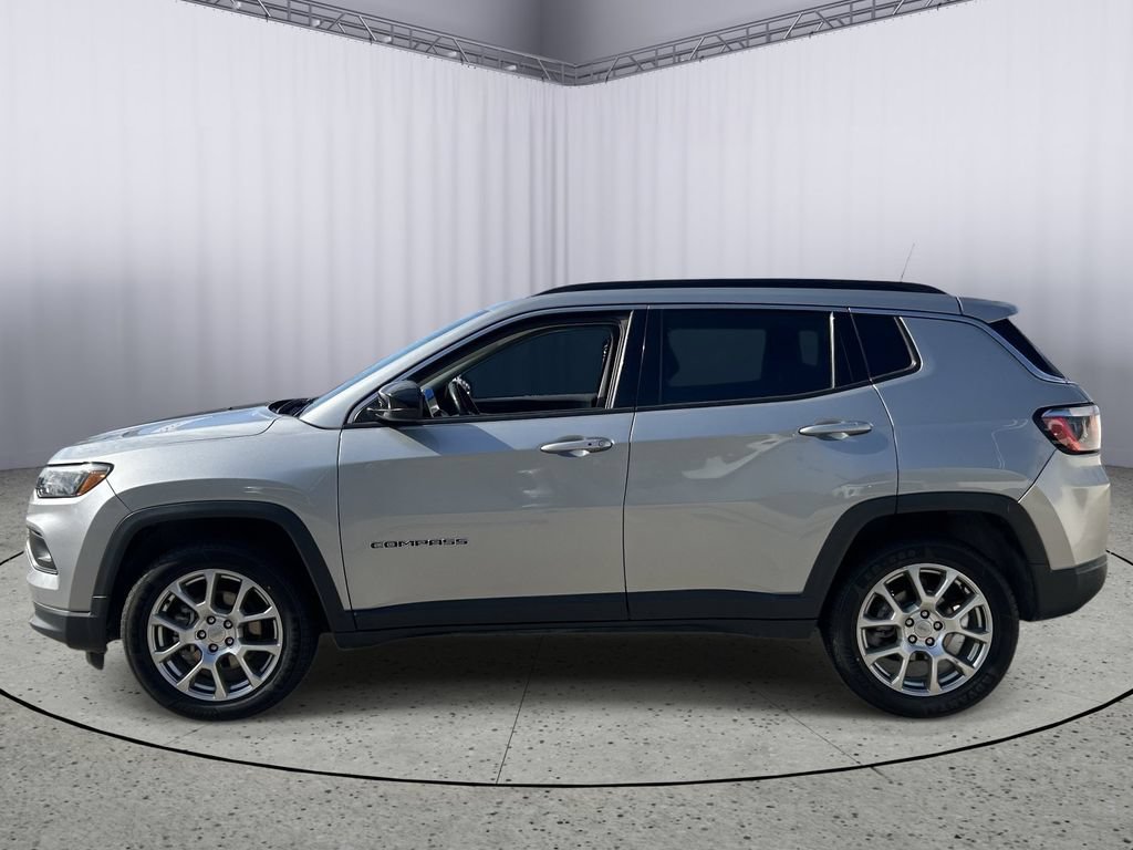 Used 2022 Jeep Compass Latitude AWD/4WD image 3