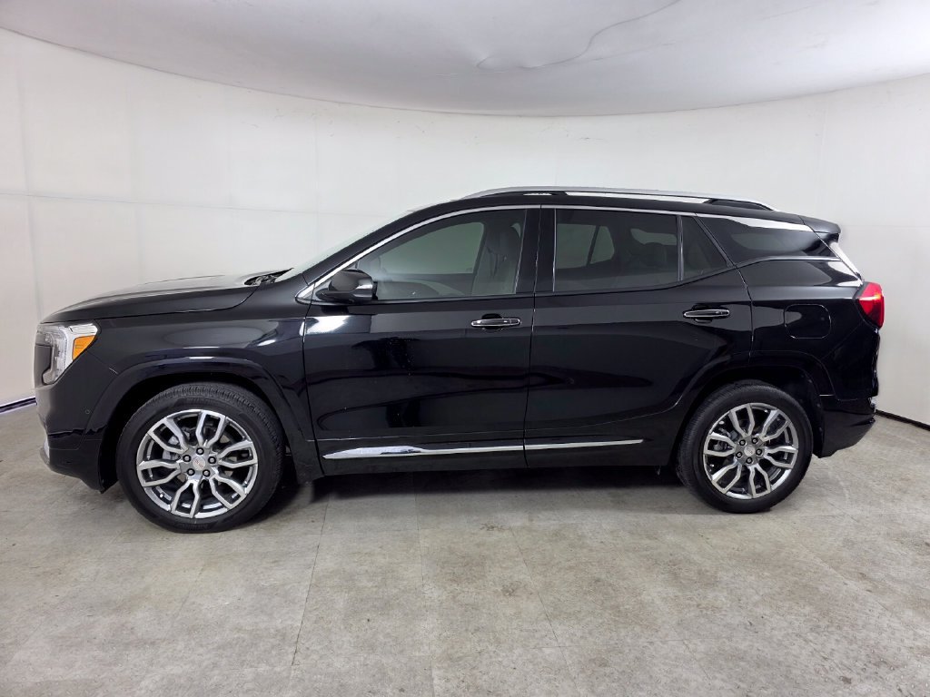 Used 2024 GMC Terrain Denali w/ Denali Premium Package AWD/4WD image 7
