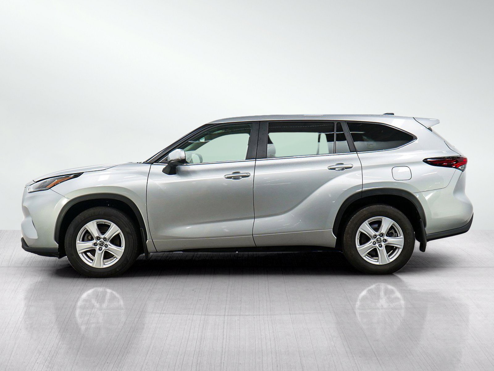 Used 2024 Toyota Highlander LE AWD/4WD image 2