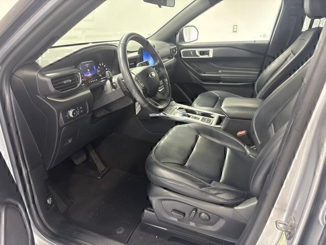 Used 2020 Ford Explorer XLT w/ Equipment Group 202A RWD image 12