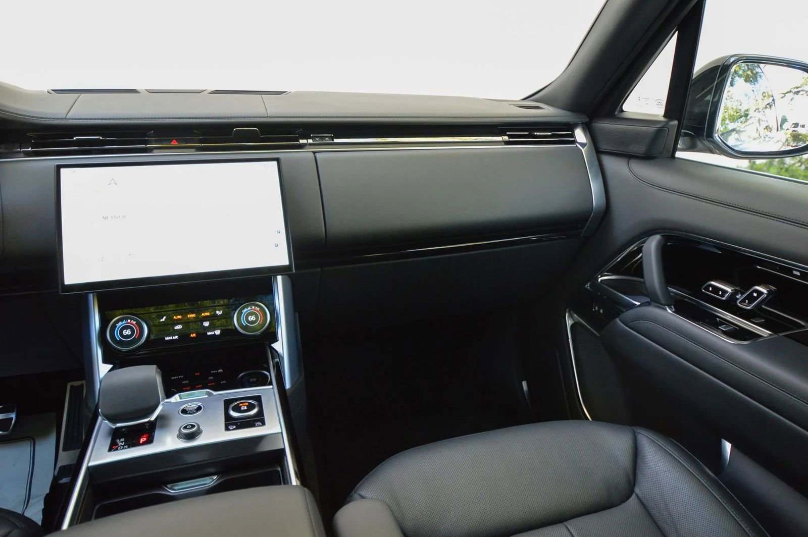 Used 2023 Land Rover Range Rover Autobiography AWD/4WD image 32
