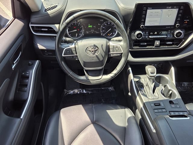 Used 2022 Toyota Highlander XLE AWD/4WD image 16