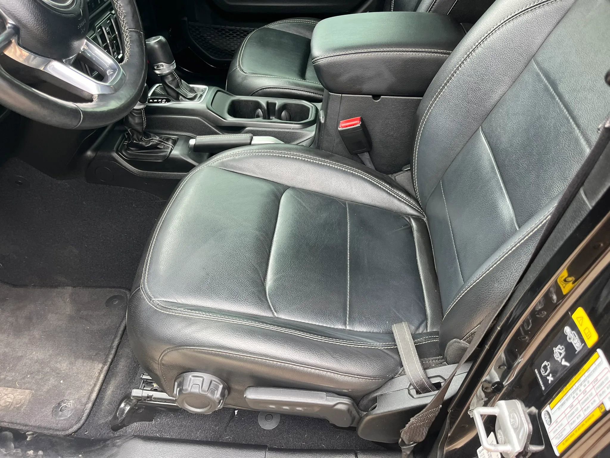 Used 2023 Jeep Wrangler Unlimited Sahara w/ Cold Weather Group AWD/4WD image 16