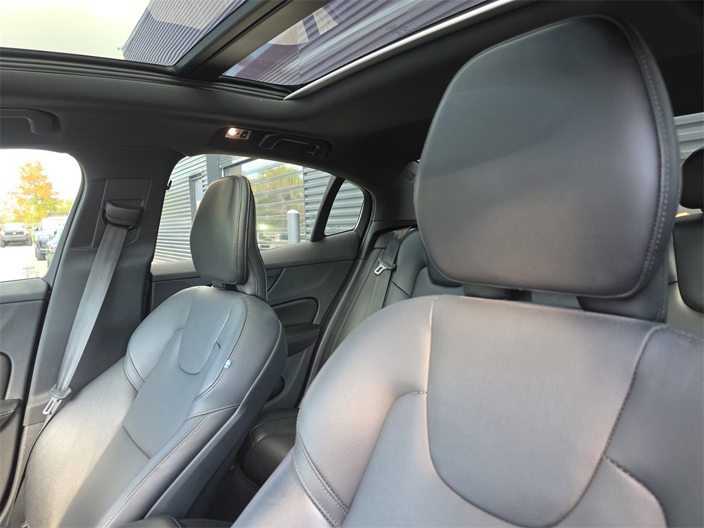 Used 2020 Volvo S60 T5 Momentum image 5