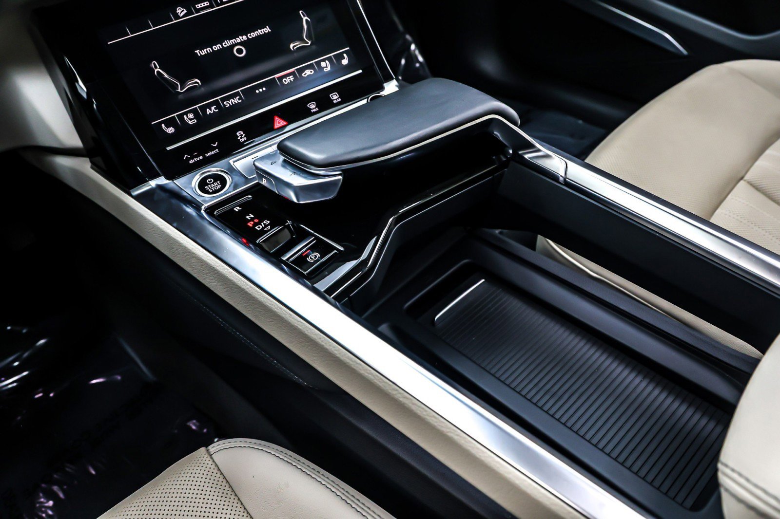 Used 2024 Audi Q8 e-tron Premium Plus w/ Premium Plus Package image 7