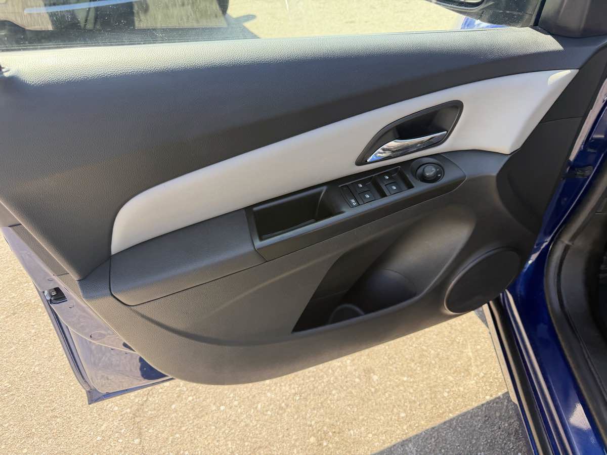 Used 2013 Chevrolet Cruze LS FWD image 8