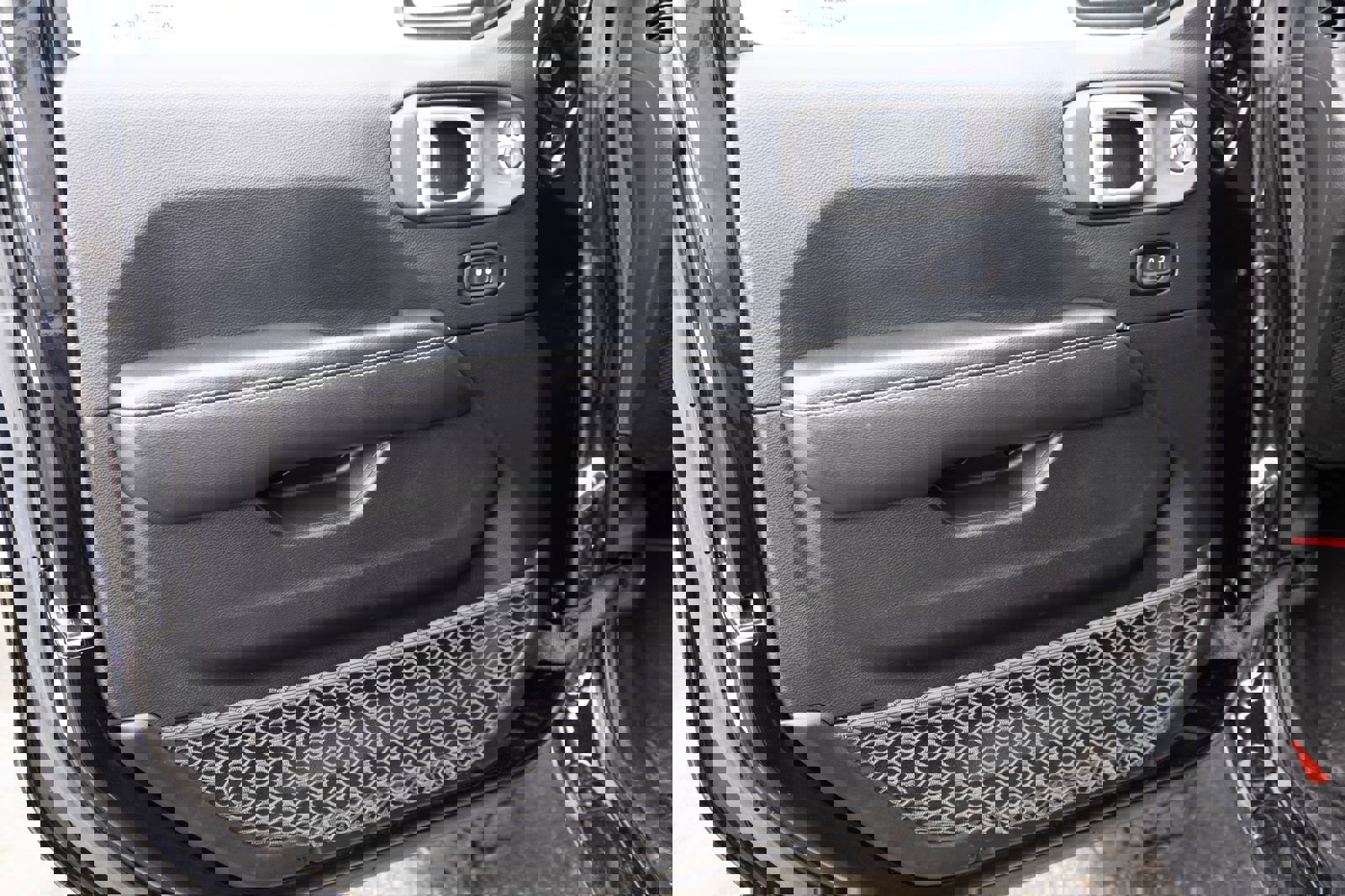 Used 2018 Jeep Wrangler Unlimited Sahara w/ Uconnect 4C Nav & Sound Group image 11