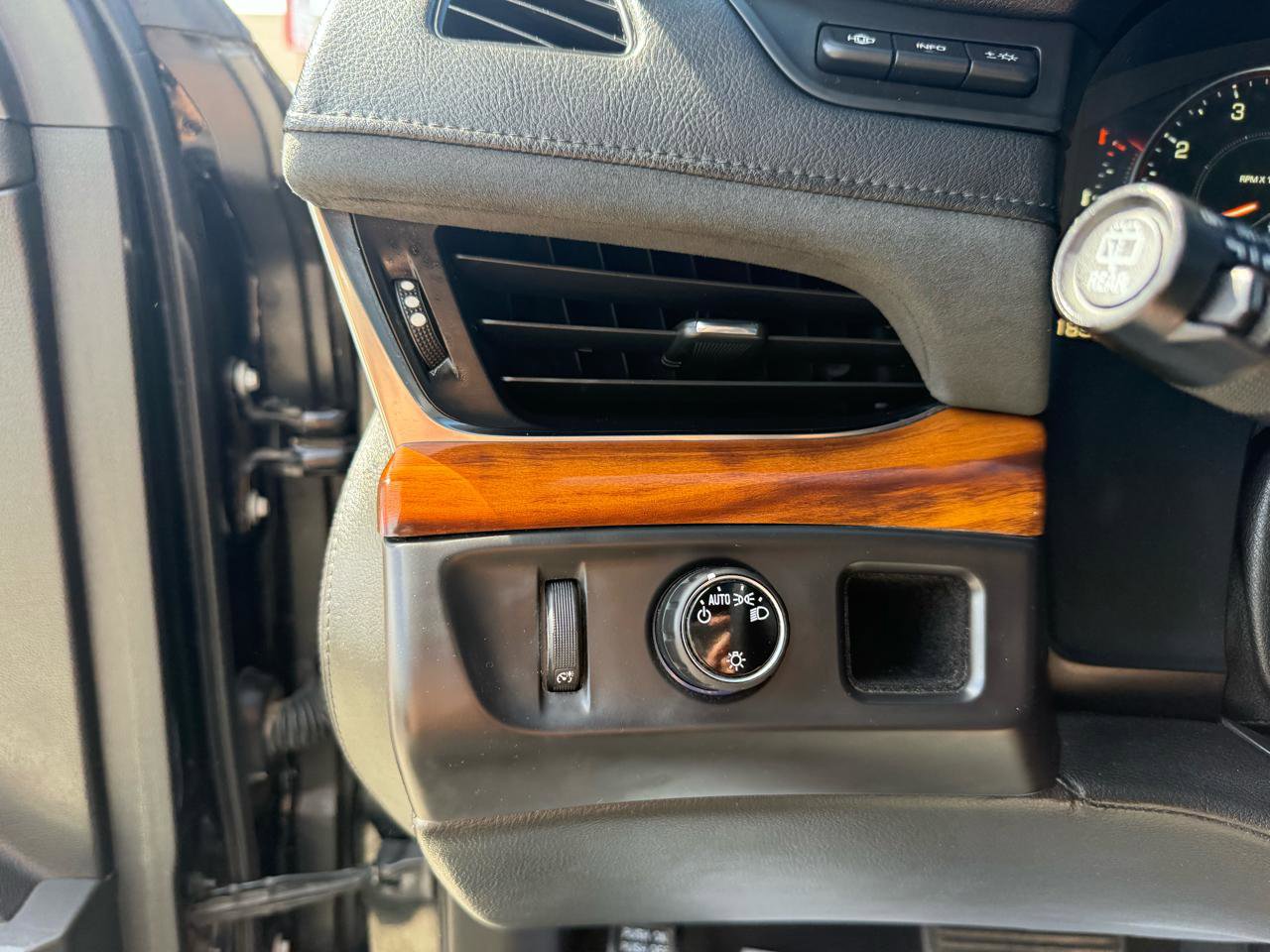 Used 2015 Cadillac Escalade Luxury RWD image 28