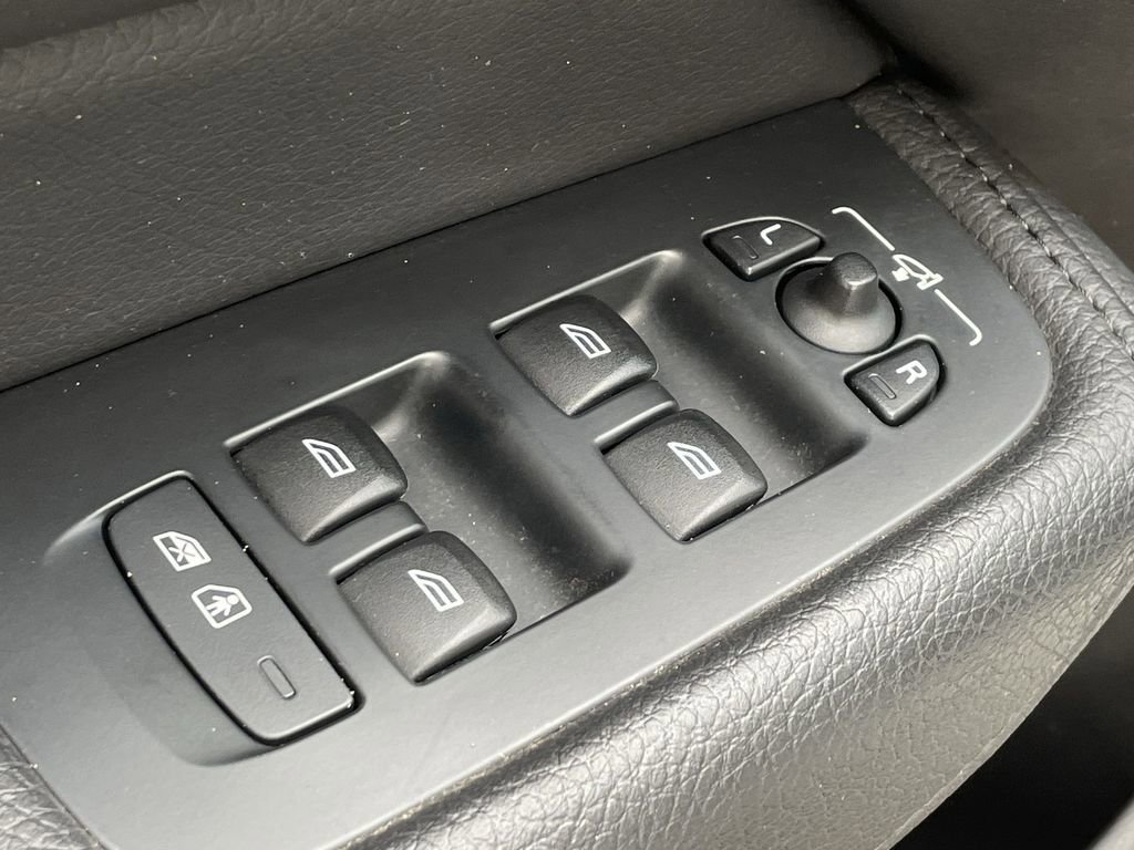Used 2021 Volvo XC60 T5 Momentum w/ Premium Package image 23