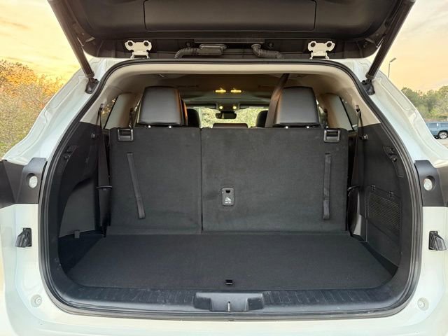 Used 2021 Toyota Highlander XLE FWD image 29
