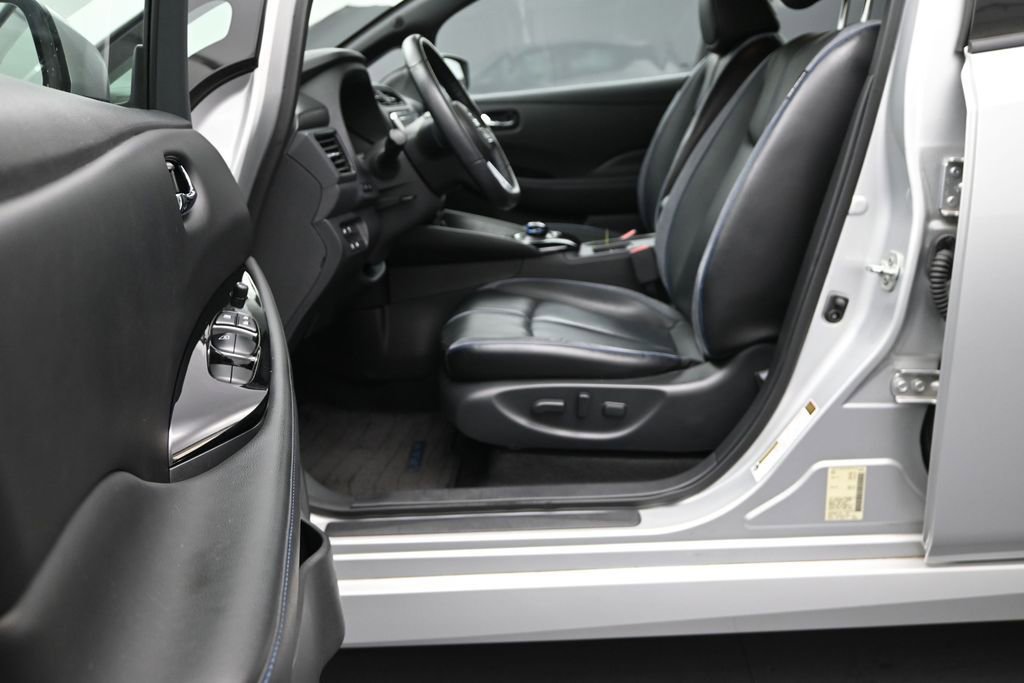 Used 2018 Nissan Leaf SL w/ SL Technology Package FWD image 17