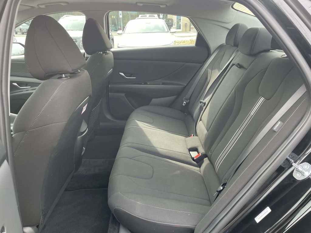 Certified 2025 Hyundai Elantra SEL image 3