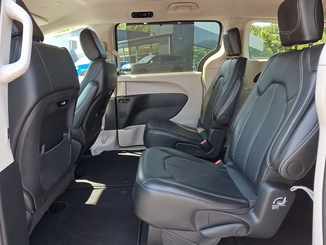 Used 2024 Chrysler Pacifica Touring-L FWD image 12