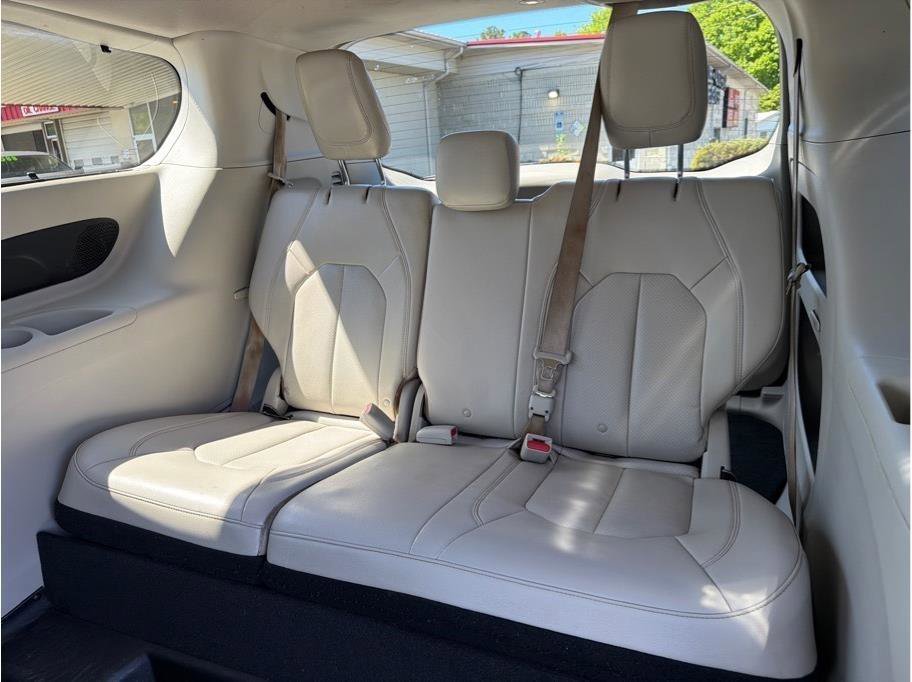 Used 2018 Chrysler Pacifica Touring-L Plus FWD image 12