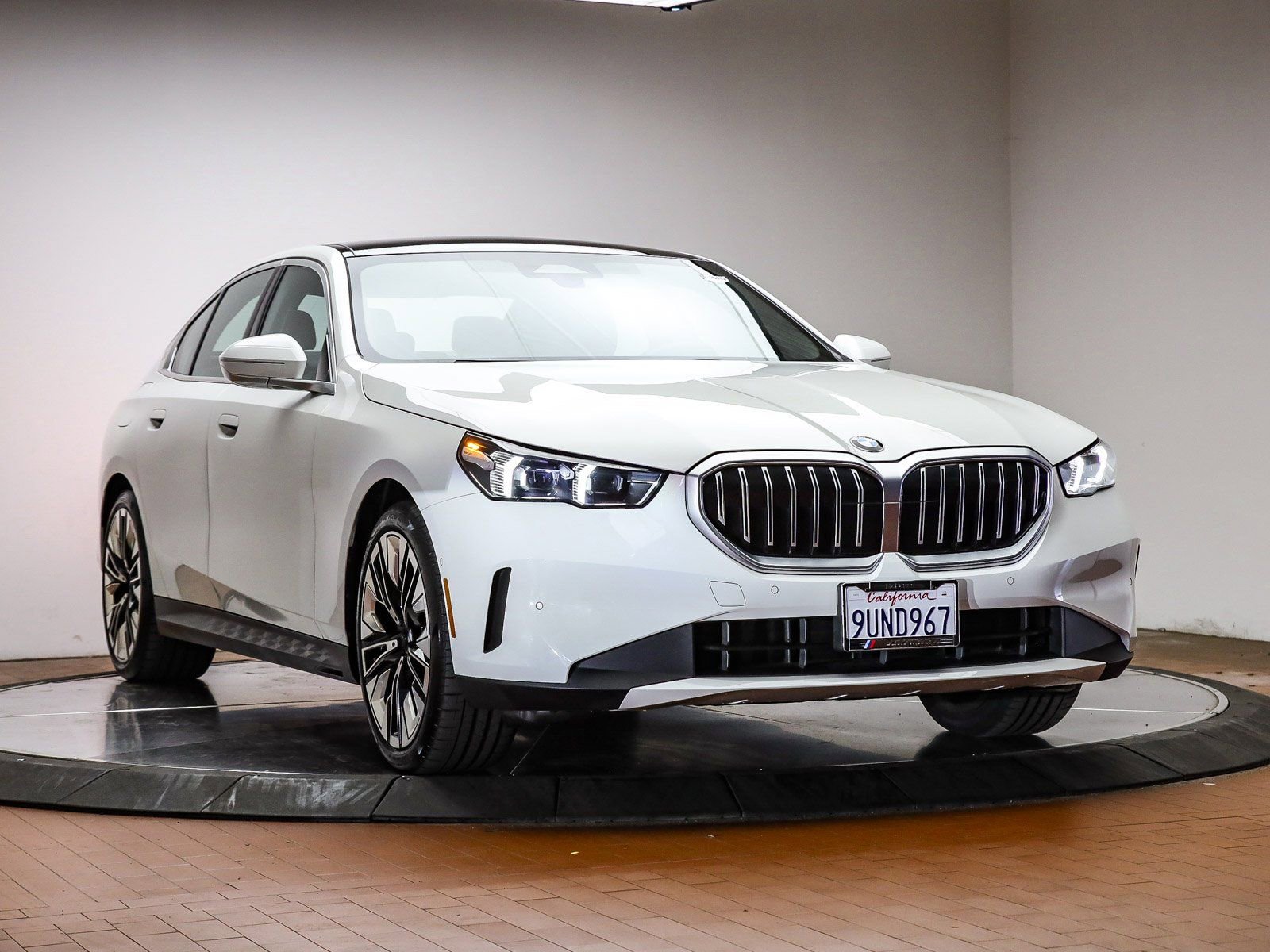 Used 2025 BMW 530i image 3