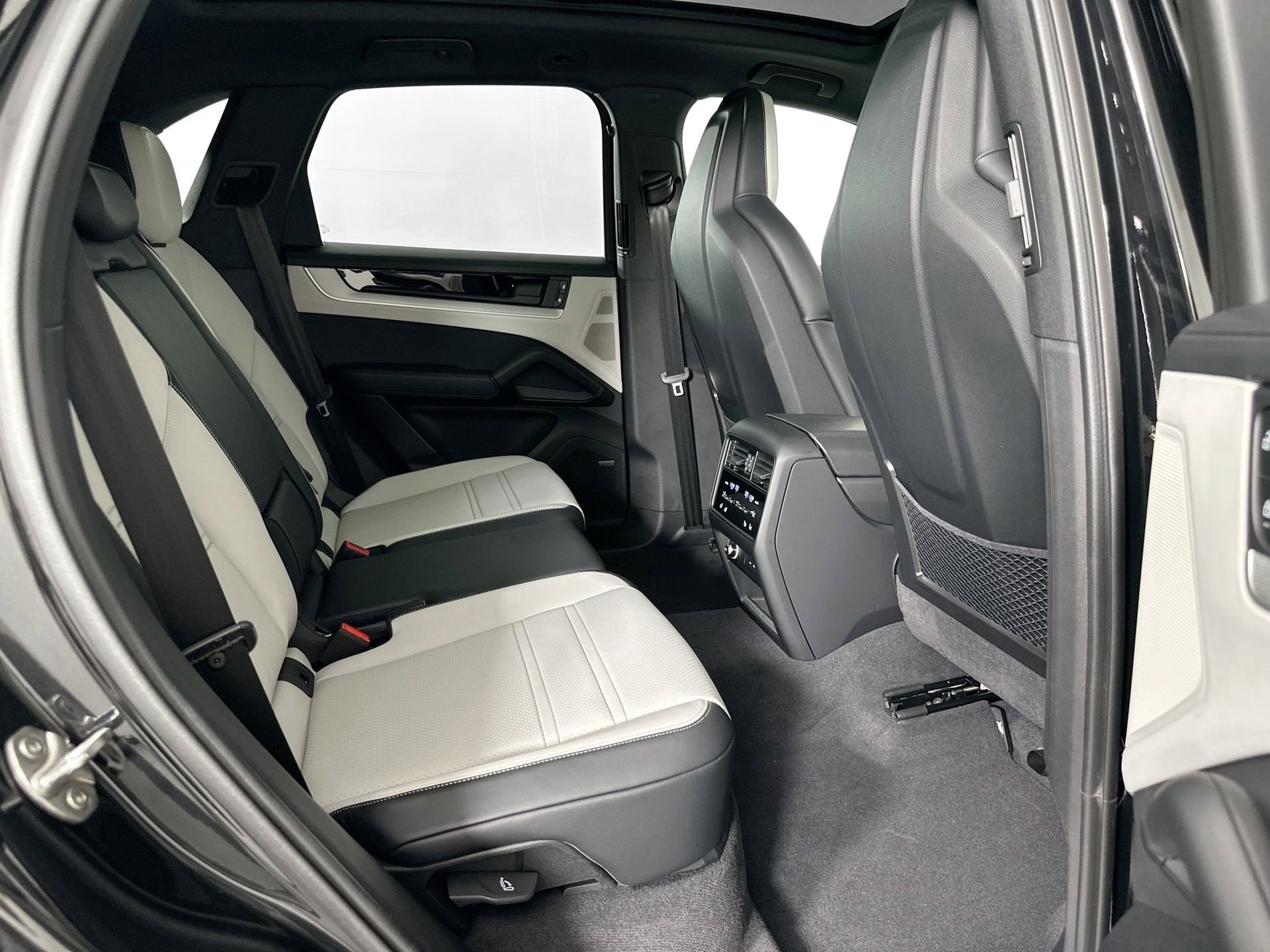 Certified 2025 Porsche Cayenne E-Hybrid image 28