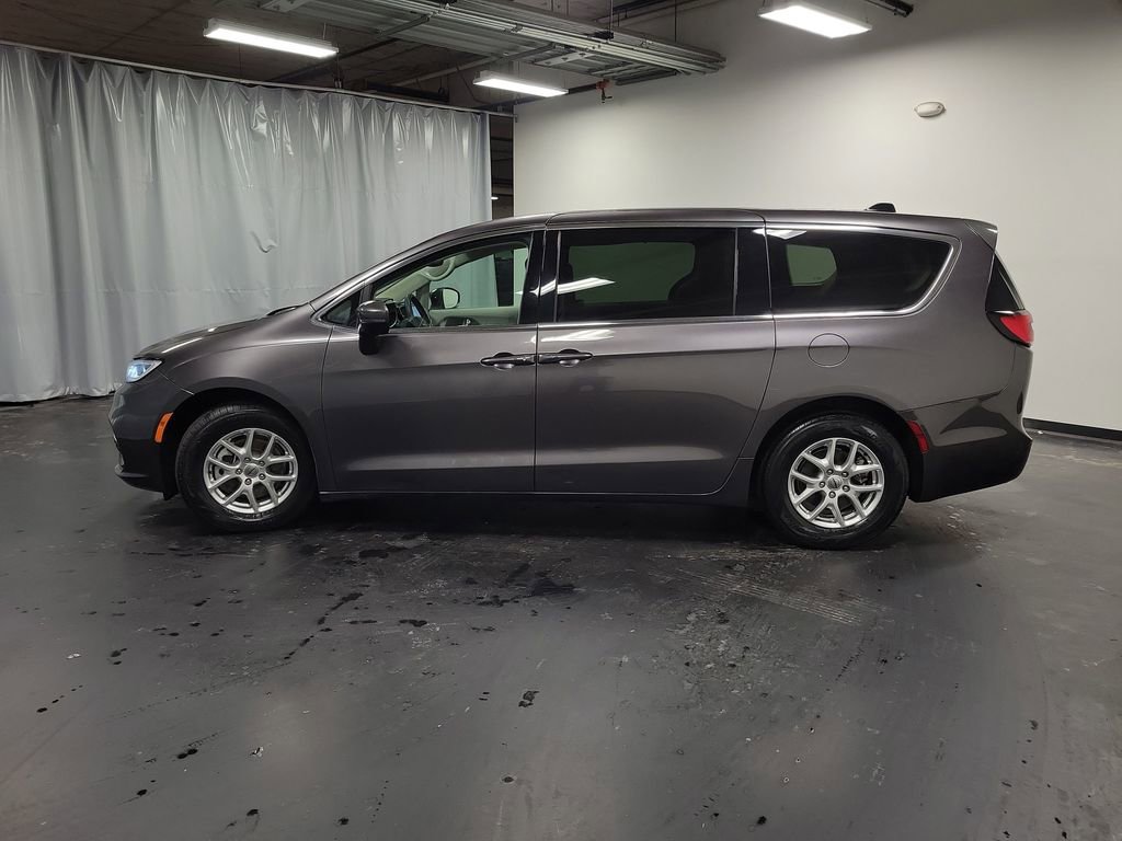 Used 2023 Chrysler Pacifica Touring-L image 5