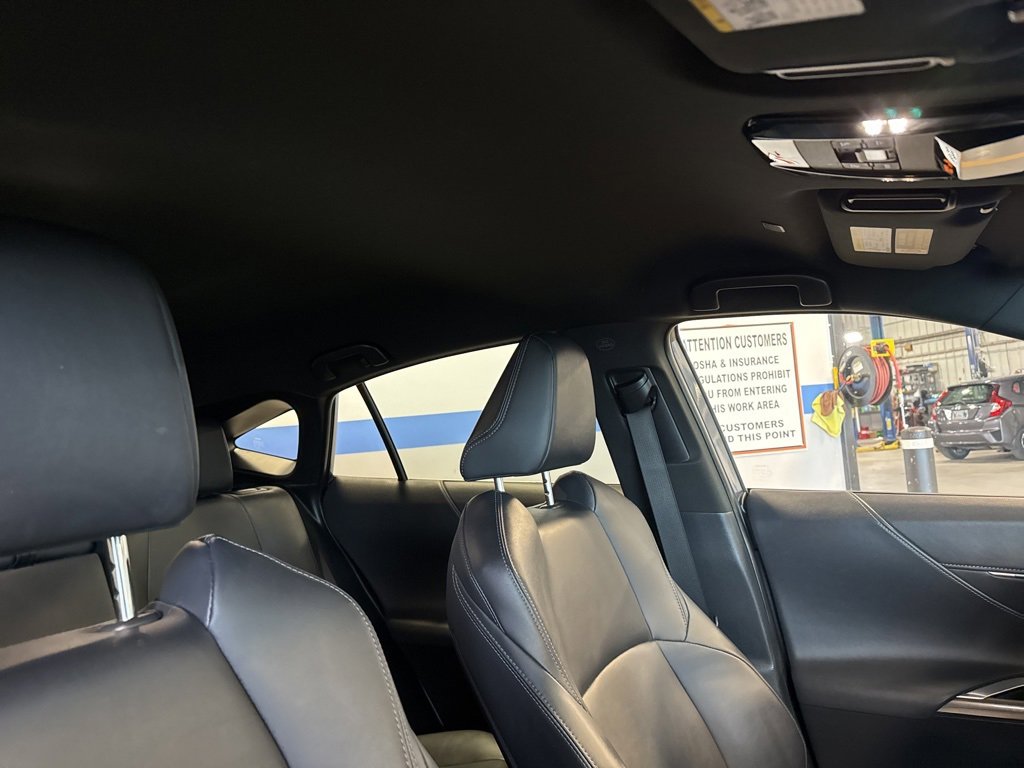 Used 2024 Toyota Venza XLE image 34