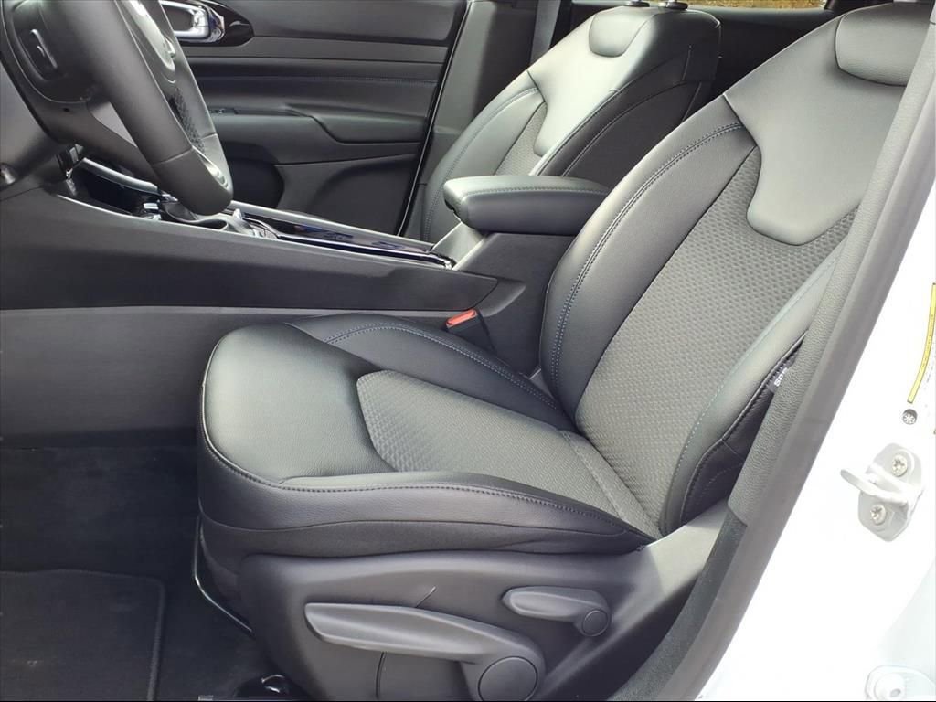 New 2026 Jeep Compass Latitude image 10