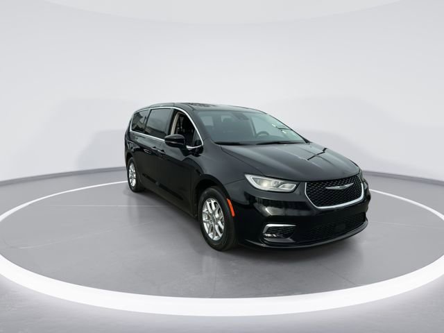 Used 2024 Chrysler Pacifica Touring-L image 2