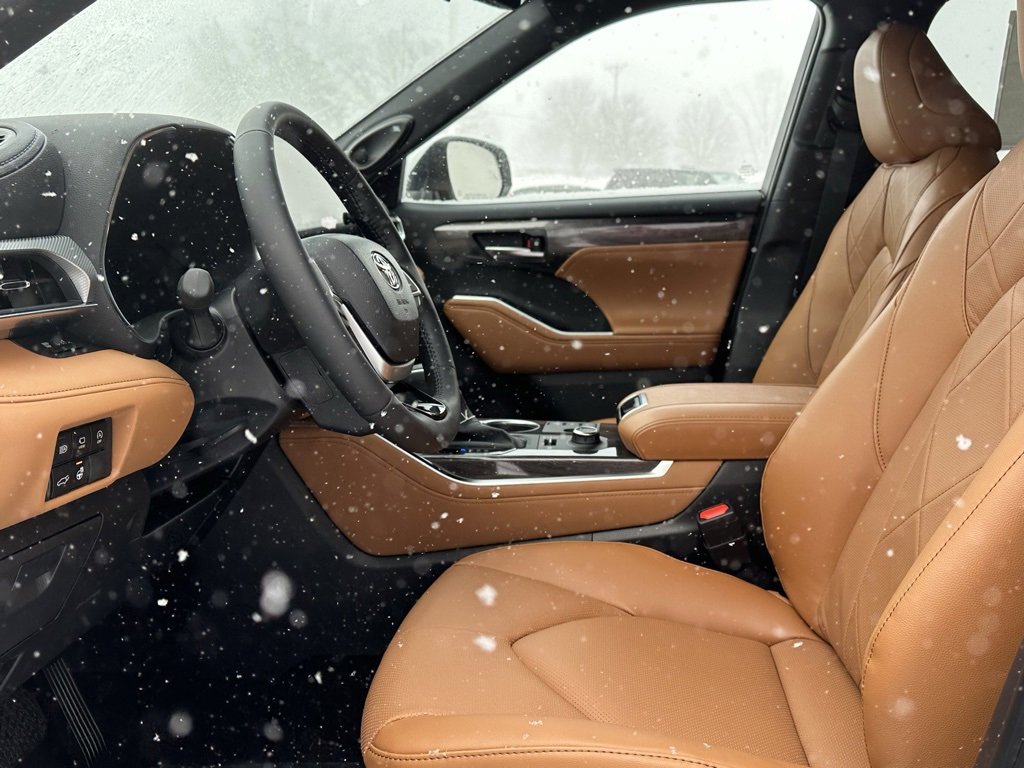 New 2026 Toyota Highlander Platinum image 9