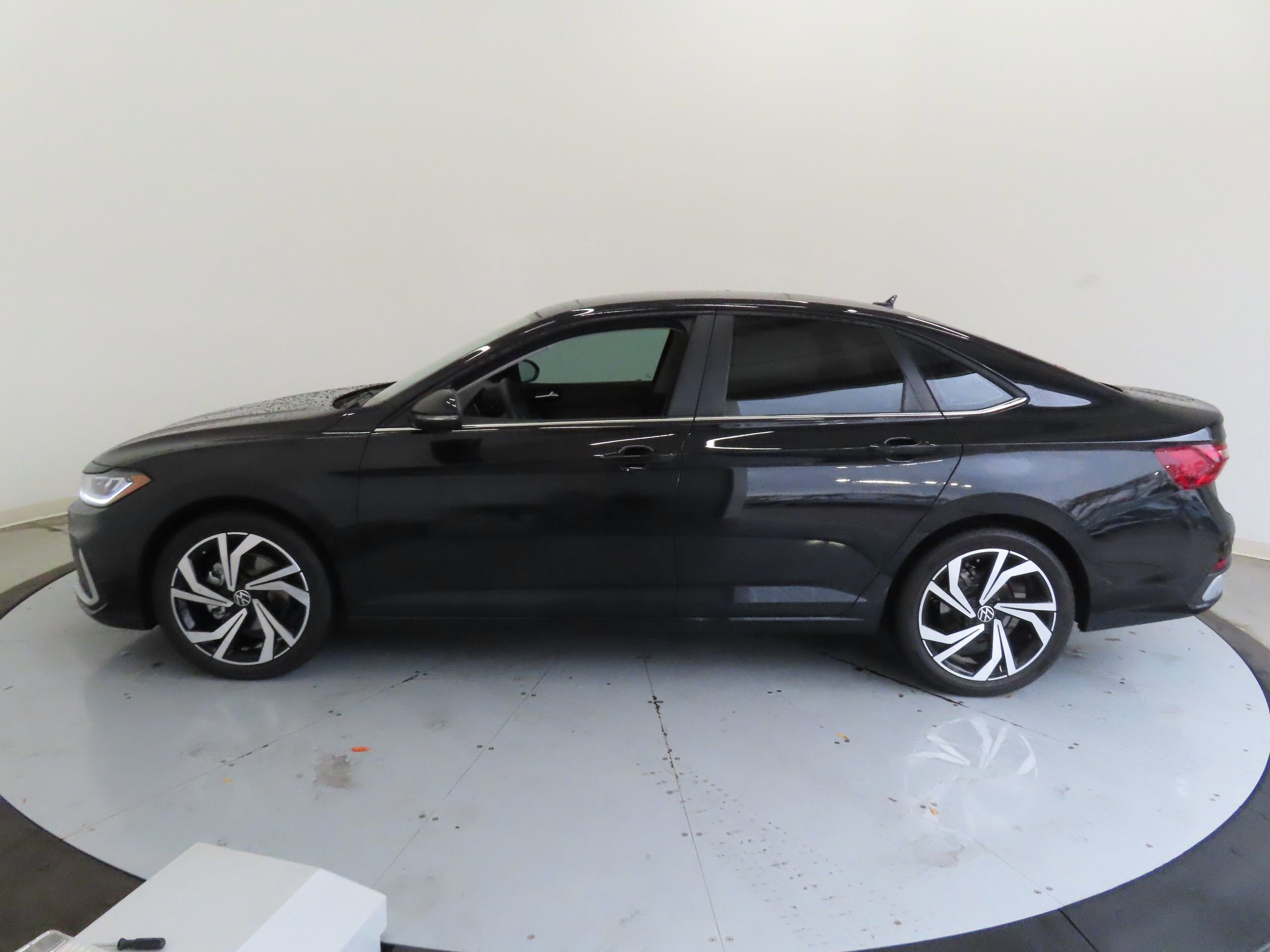 New 2025 Volkswagen Jetta SEL FWD image 3