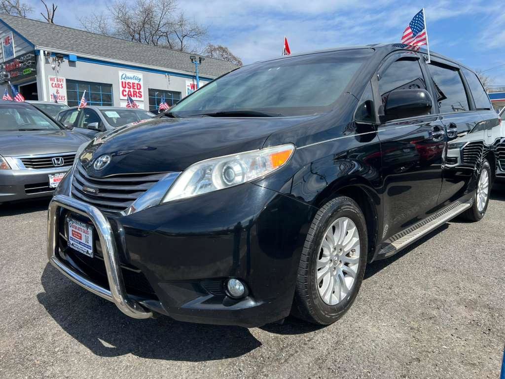 Used 2017 Toyota Sienna XLE w/ XLE Navigation Package image 5
