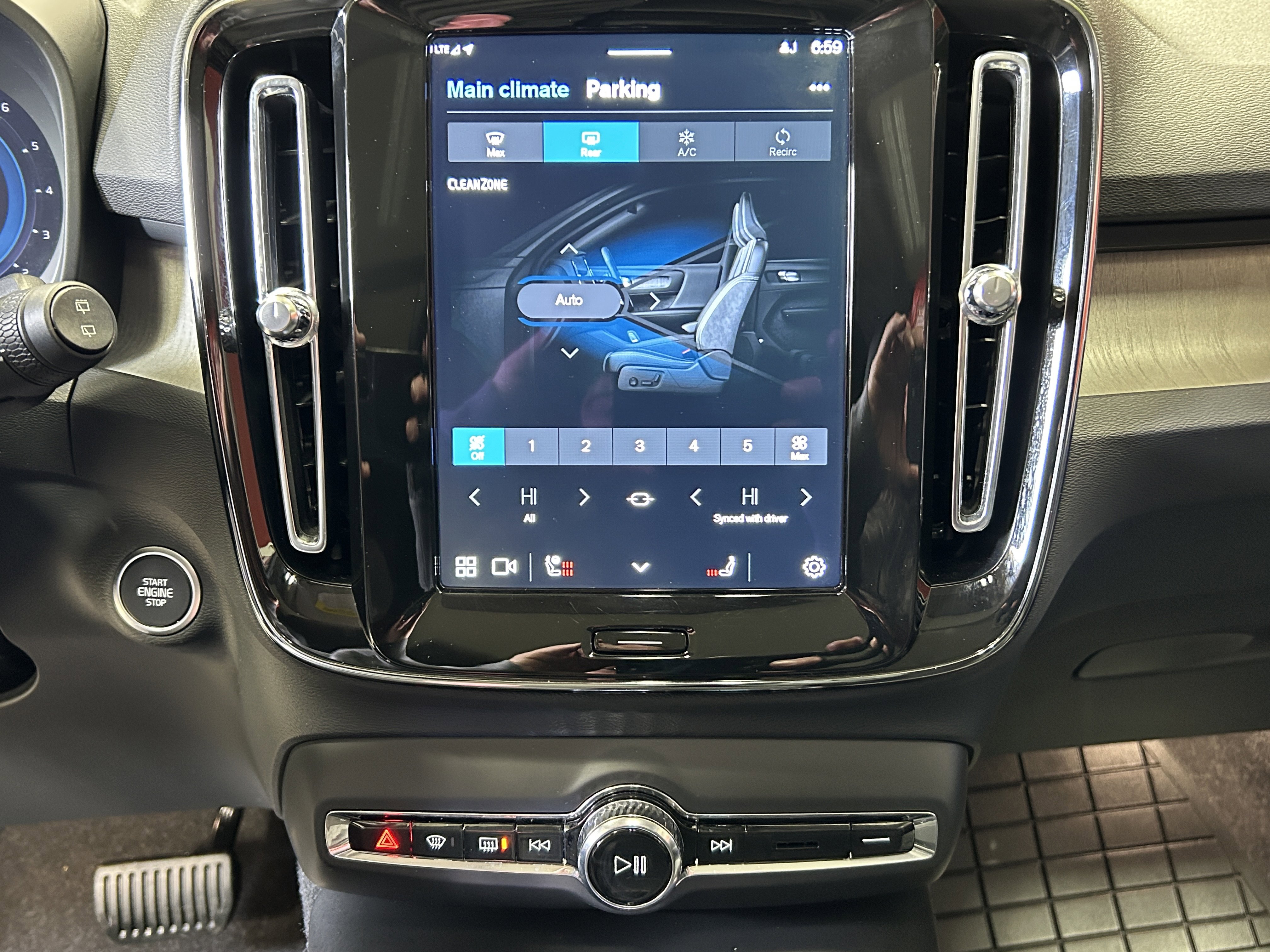 Used 2025 Volvo XC40 B5 Ultra w/ Climate Package image 31