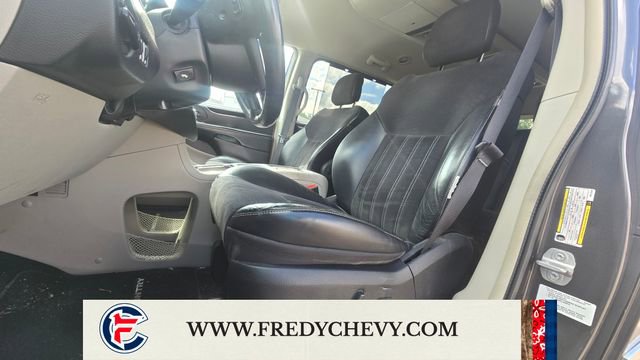 Used 2014 Chrysler Town & Country Touring-L FWD image 9