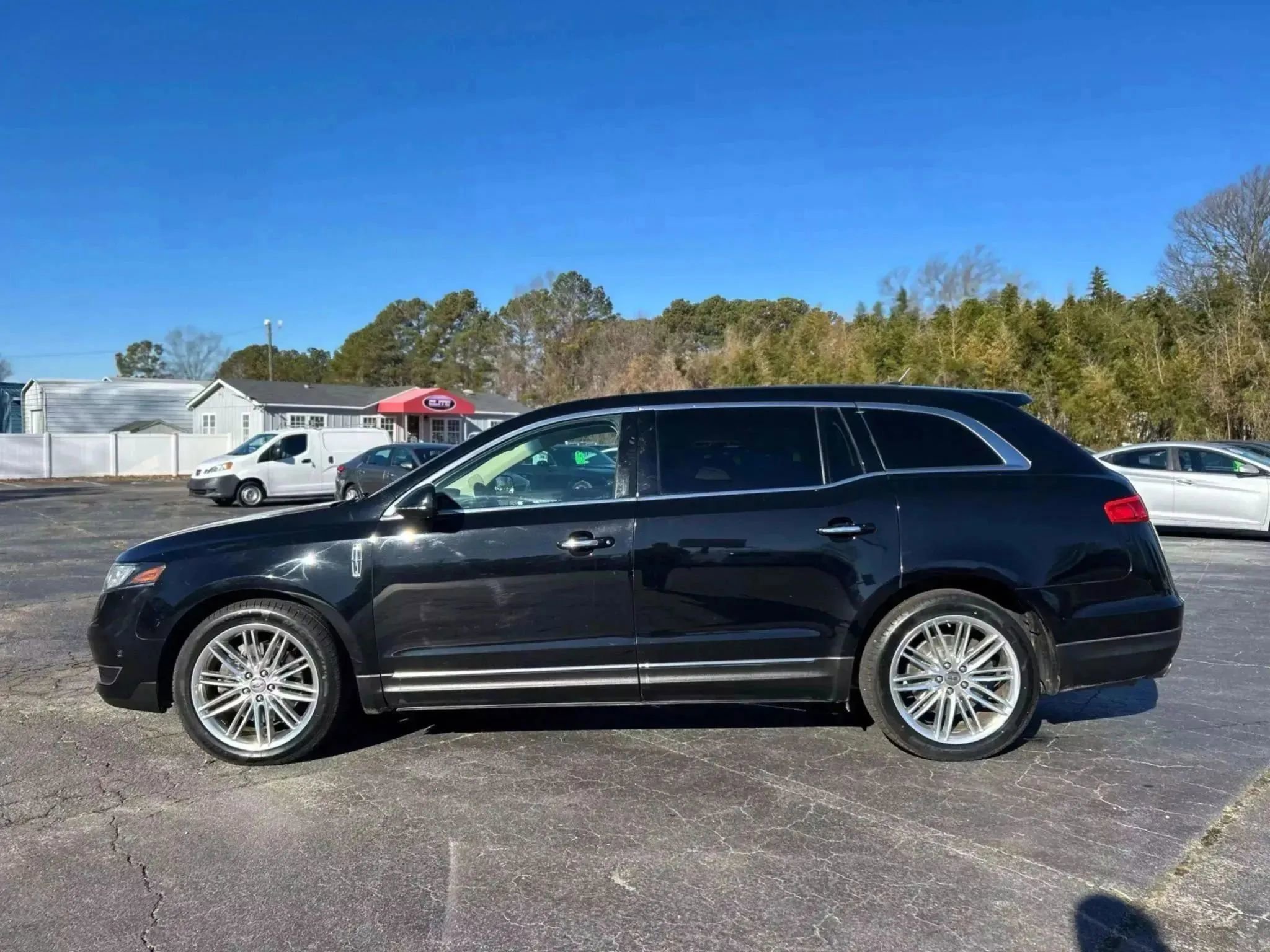 Used 2019 Lincoln MKT AWD image 10