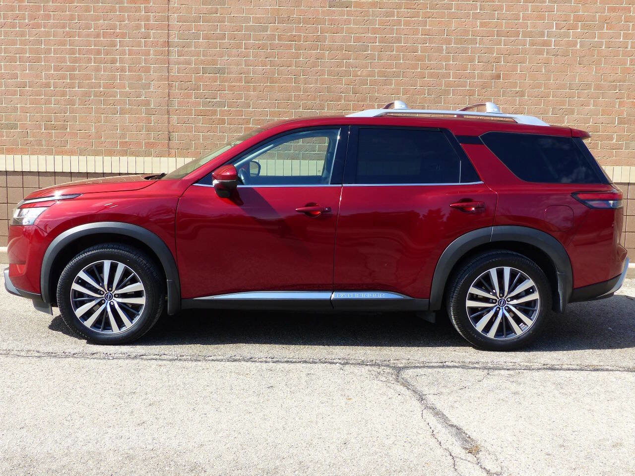 Used 2022 Nissan Pathfinder Platinum w/ Cargo Package FWD image 6