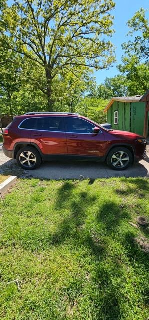 Used 2019 Jeep Cherokee Limited AWD/4WD image 2