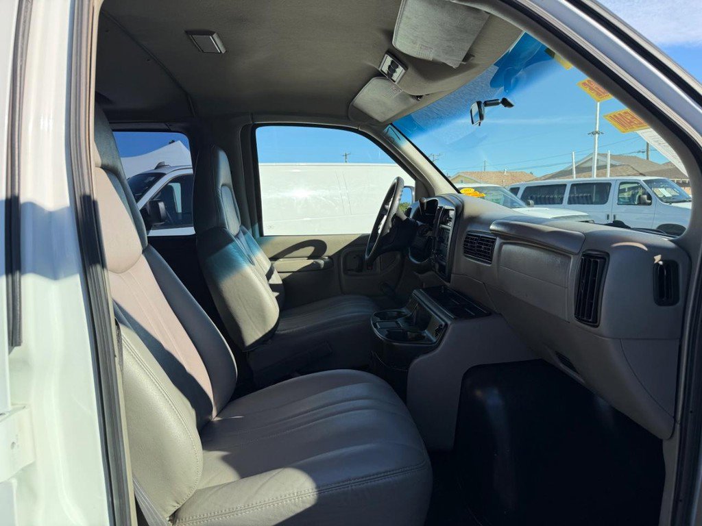 Used 2001 Chevrolet Express 3500 Extended Passenger image 21