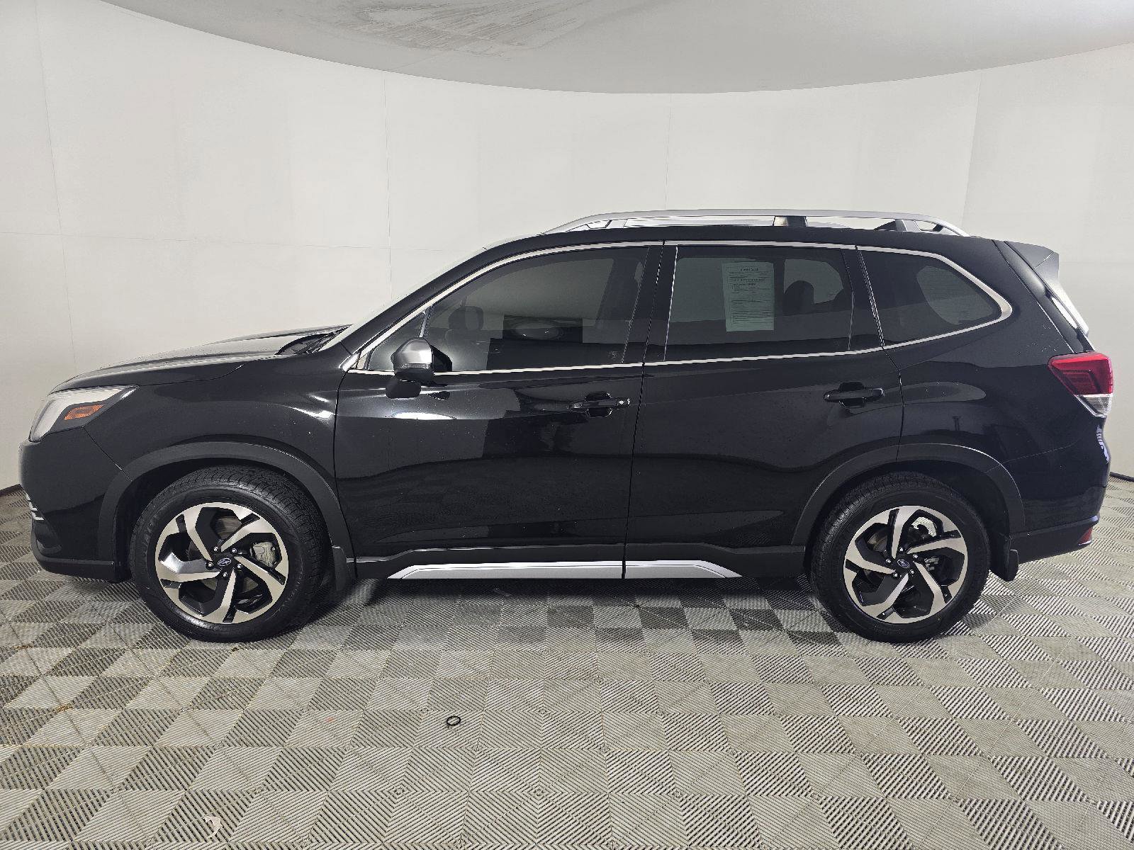 Used 2022 Subaru Forester Touring AWD/4WD image 2