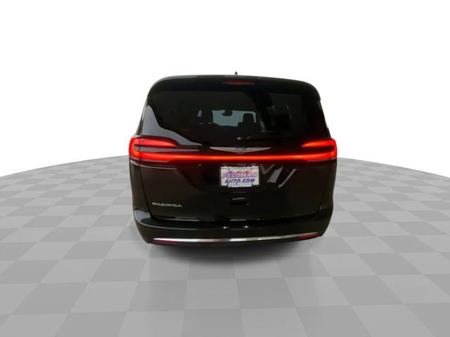 Used 2025 Chrysler Pacifica Select FWD image 9