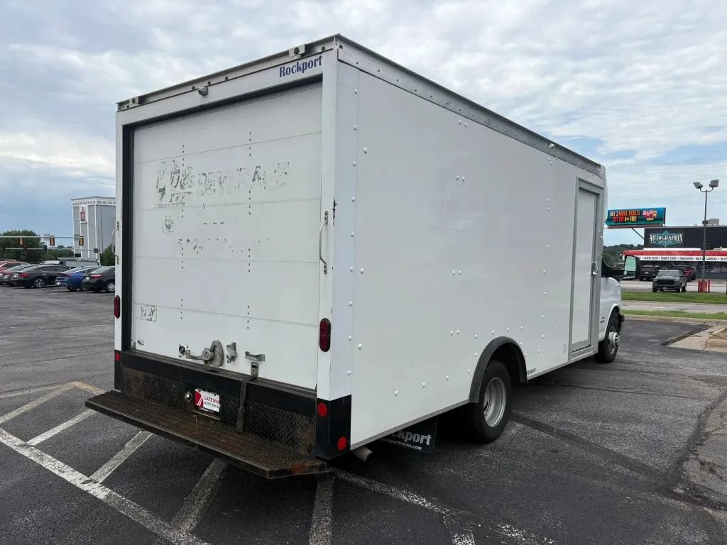 Used 2022 Chevrolet Express 4500 w/ Power Convenience Package RWD image 5