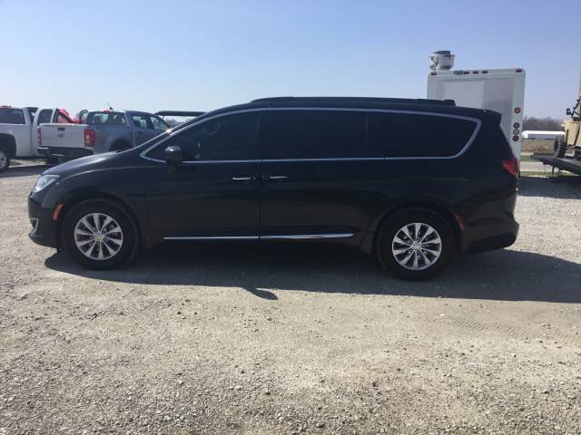 Used 2017 Chrysler Pacifica Touring-L image 6