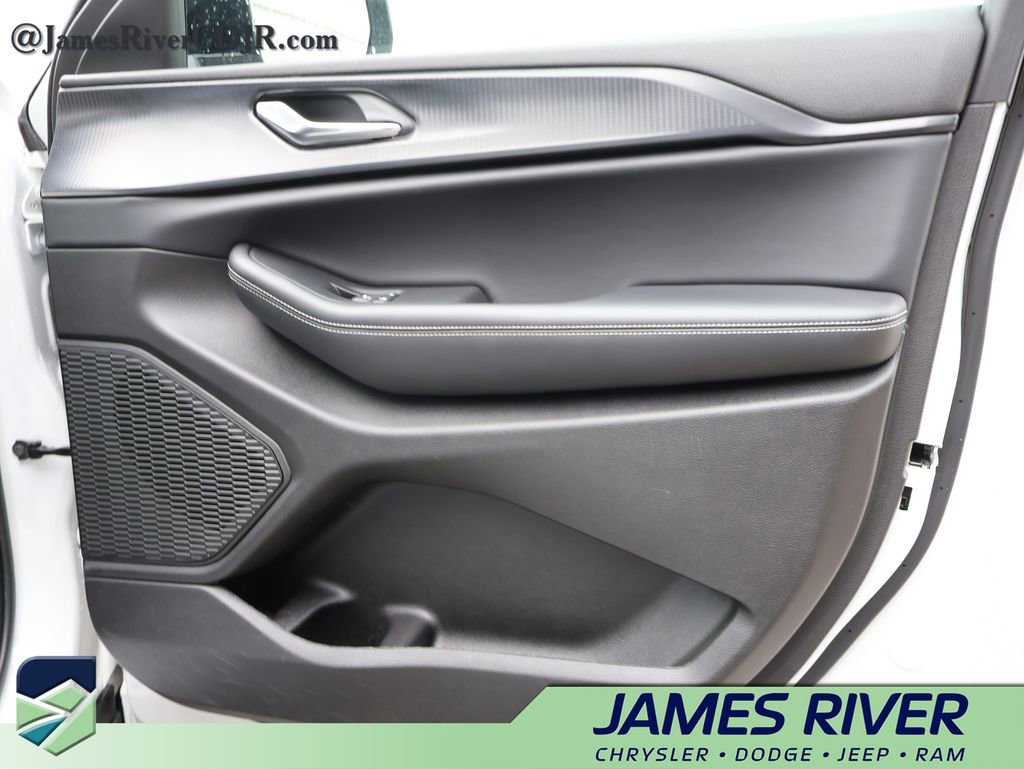 Used 2025 Jeep Grand Cherokee Altitude AWD/4WD image 8