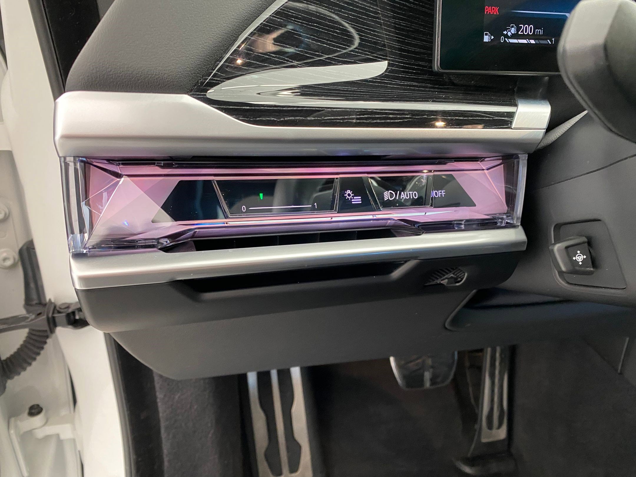 Certified 2024 BMW 750e xDrive image 25