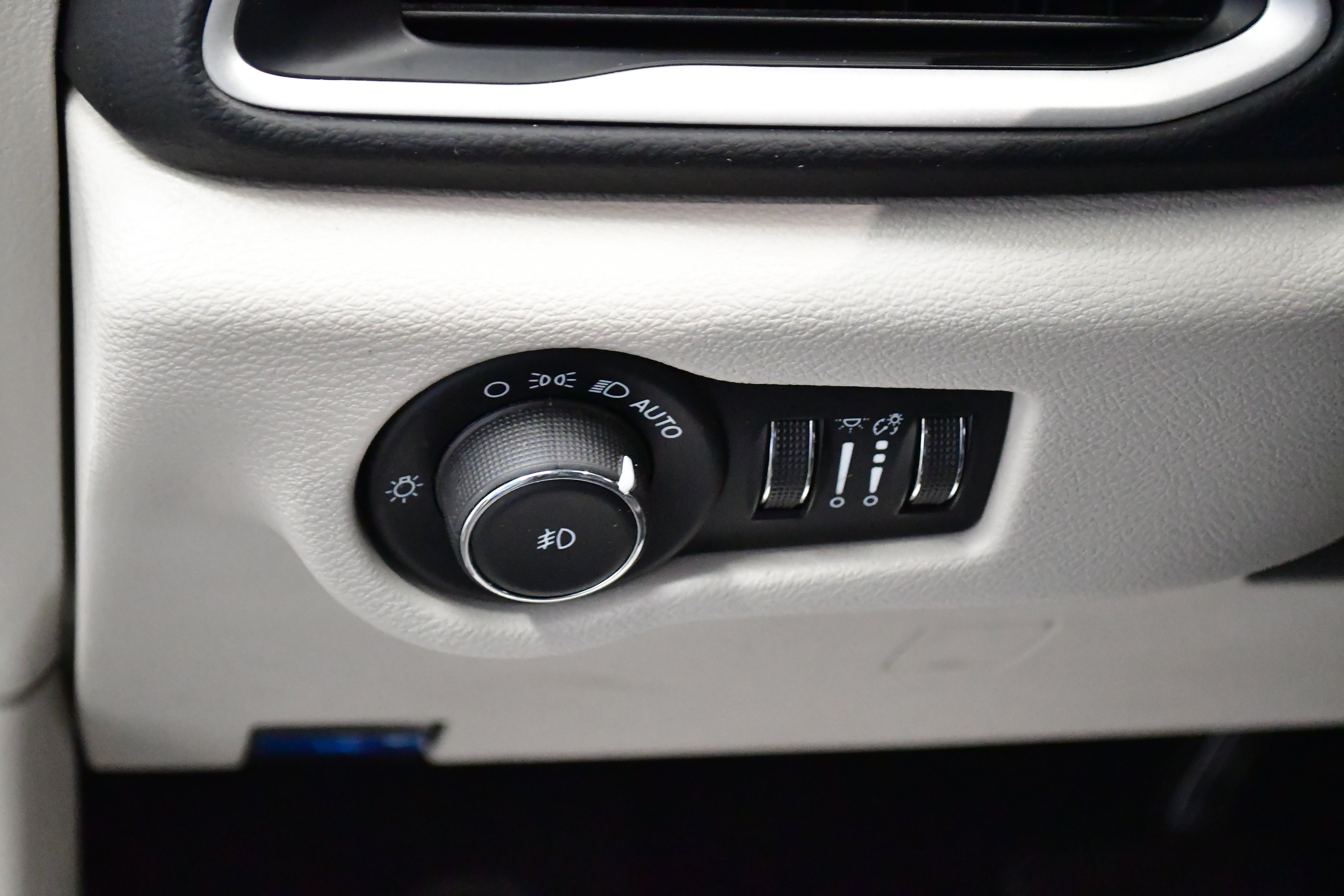 Used 2023 Chrysler Pacifica Touring-L image 33