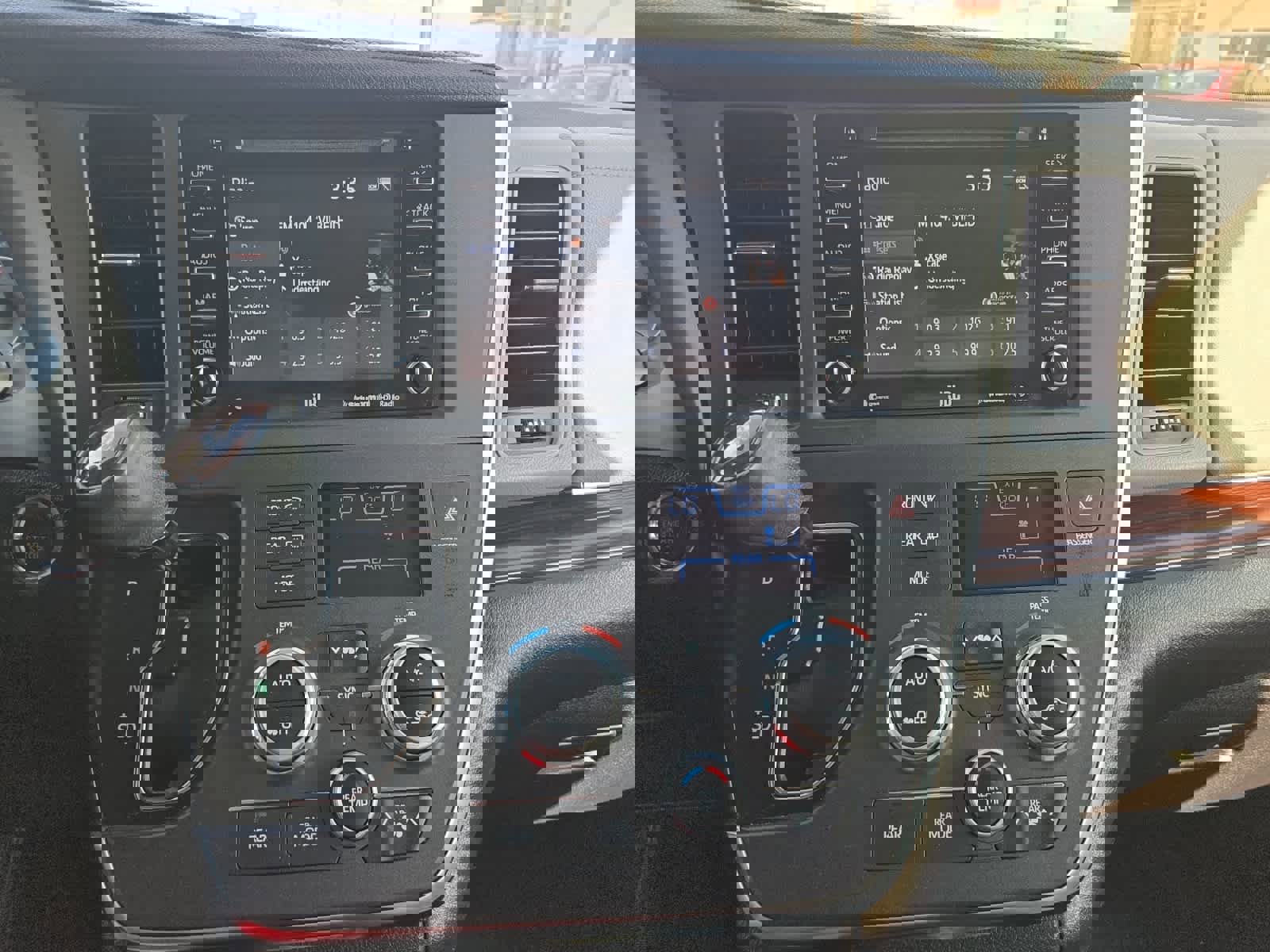 Used 2018 Toyota Sienna Limited Premium image 16