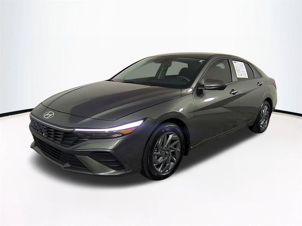 Used 2025 Hyundai Elantra Hybrid FWD image 9