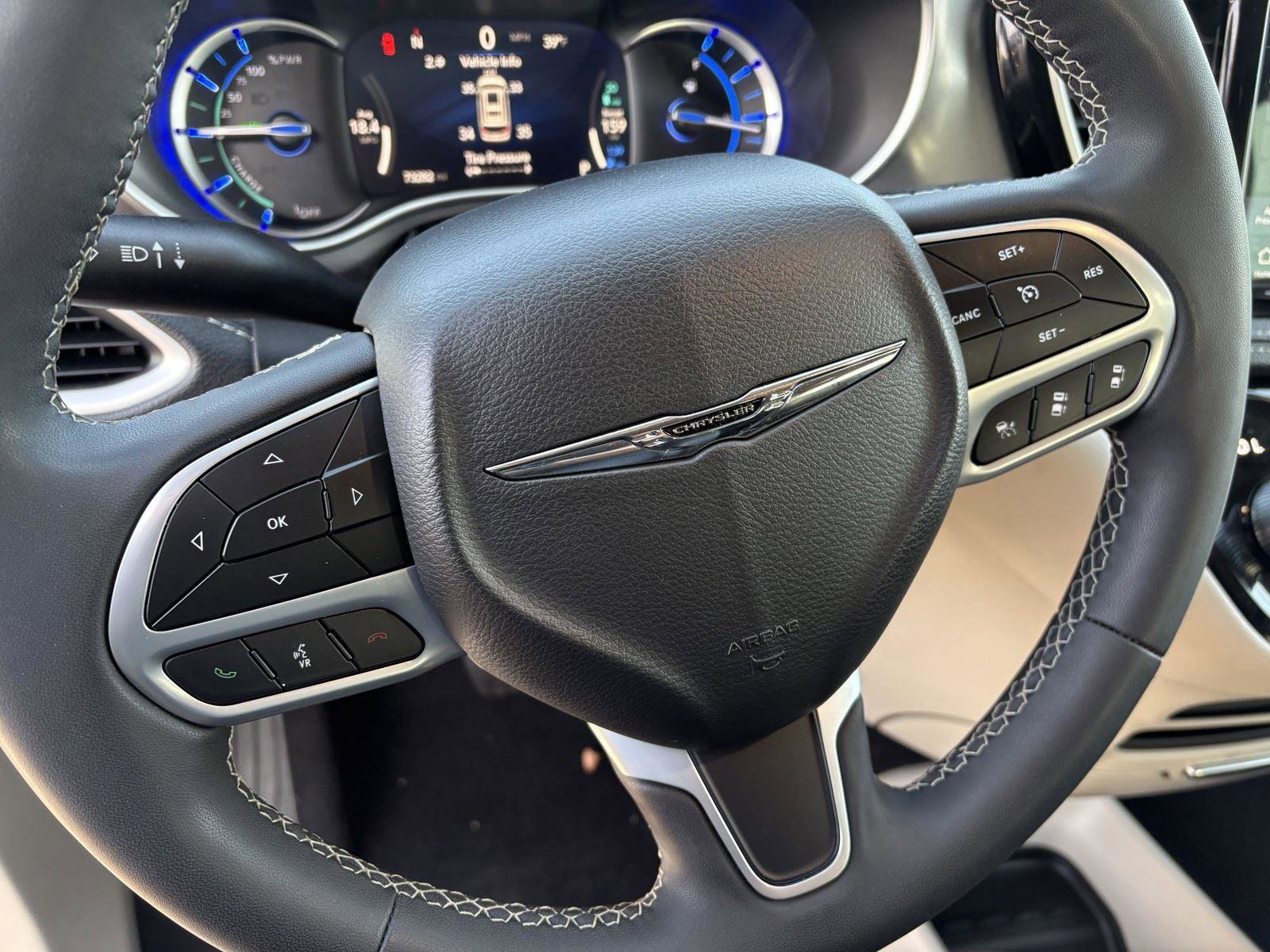 Used 2023 Chrysler Pacifica Touring-L image 17