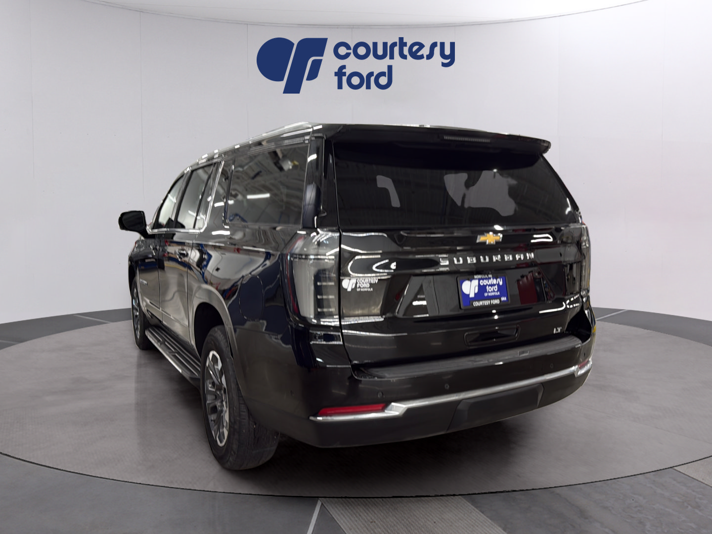 Used 2025 Chevrolet Suburban LT w/ Comfort Package AWD/4WD image 5